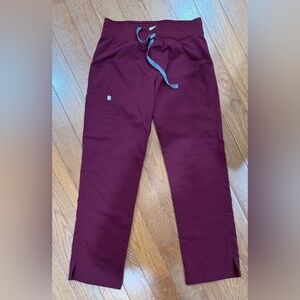 Figs Kade cargo Scrub Pants XS PETITE. Burgundy. EUC.